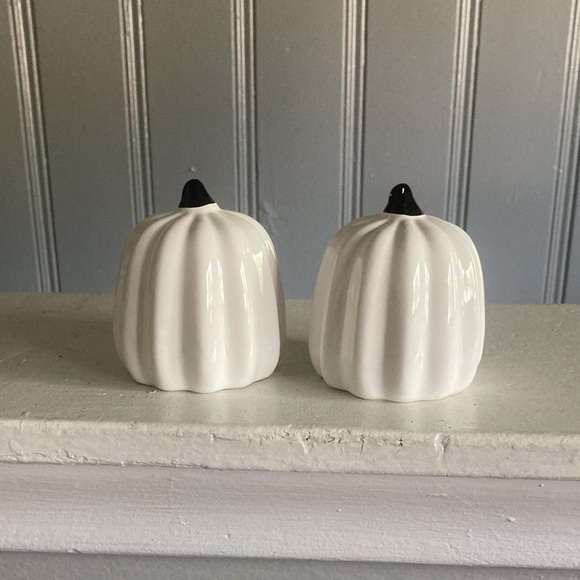 NWT- Set of 2- White Pearl Glazed Porcelain Pumpkin Decorations - Picture 7 of 12
